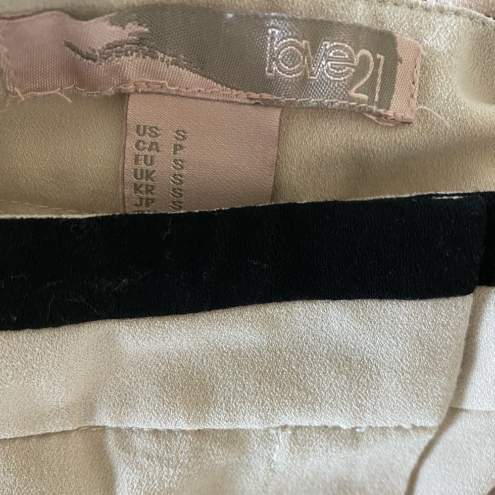 F21 Cream colored shorts - Picture 3 of 4